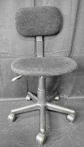 lot 12 image: Adjustable Office Chair with Black Fabric Upholstery