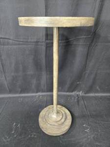 lot 13 image: HEKMAN Signature Home Furnishings Accent Table - 25 Height x 12 Width