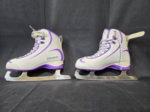 lot 30 image: Riedell Figure Skating Boots Size 7 with Stainless Steel Blades