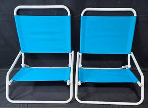 lot 36 image: Set of 2 Folding Beach Chairs with Light Blue Fabric