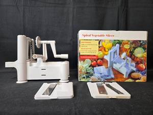 lot 77 image: Manual Spiral Vegetable Slicer with Box - Ideal for Noodles and Veggie Twists