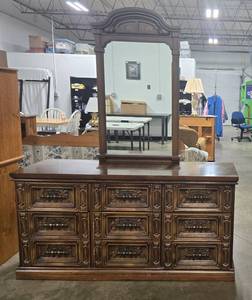 lot 9 image: Vintage Wooden Dresser with Mirror - 76 x 60 x 18