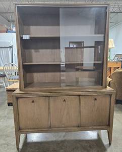 lot 11 image: Mid-Century Modern Display Cabinet with Storage Base