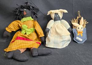 lot 77 image: Collection of 3 Vintage Folk Art Dolls and Bunny Decor