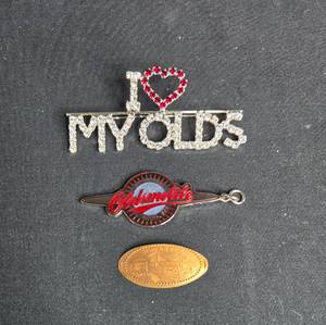 lot 141 image: Collection of Vintage Oldsmobile Pin Badges and Souvenir