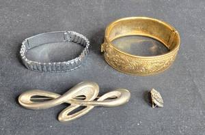 lot 153 image: Lot of Vintage Bracelets and Brooch