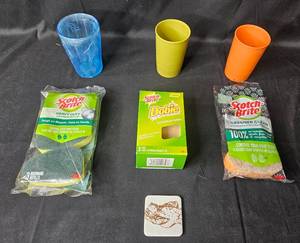 lot 130 image: Set of Scotch-Brite Cleaning Products and Assorted Cups
