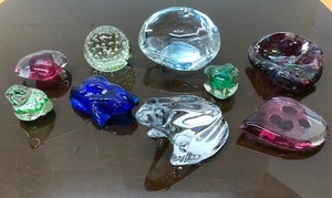 lot 267 image: Great Lot of Assorted Art Glass Paperweights #1