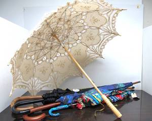 lot 138 image: Group of New or Like-New Vintage etc Umbrellas  Parasols 