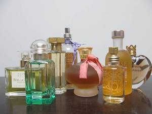 lot 154 image: Excellent Estate Lot of Higher End Perfume etc