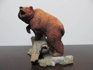 lot 13 image: Highly Detailed Great Looking Grizzly Bear Sculpture by Nick Bibby - Heavyweight Champ