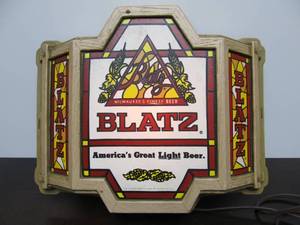 lot 14 image: Working Vintage BLATZ Lighted Advertising Beer SignClock