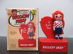 lot 27 image: Vintage 1970s RAGGEDY ANDY Toothbrush Display  Holder
