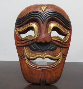 lot 33 image: Vintage Carved Wood Smiling Tribal Mask