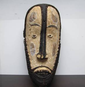 lot 119 image: LARGE Vintage Carved African Mask