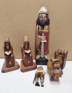 lot 78 image: Very Nice Group of Vintage Carved Wood Figures