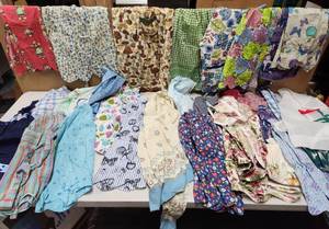 lot 88 image: Large Estate Lot of VintageMid Century Aprons etc