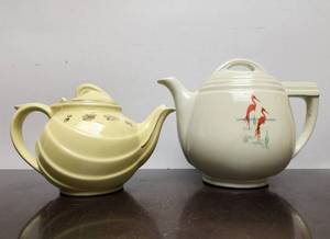 lot 163 image: Pair of Vintage Art Deco HALL Teapots 