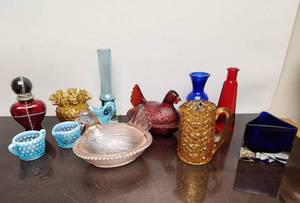 lot 164 image: Lot of Vintage Colorful Glassware Including Chickens