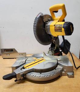 lot 6 image: Very Nice Working DEWALT Model DW713 10 Compound Mitre Saw