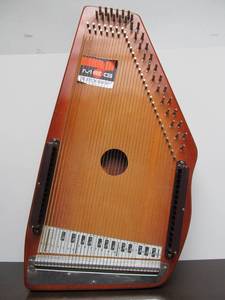 lot 367 image: Like-New Vintage MEG Autoharp