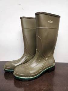 lot 220 image: New or Like-New NORTHERNER Waterproof Boots - Mens Size 13