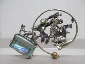 lot 9 image: Larger Sculptural Sterling Silver Brooch wAncient Roman Glass
