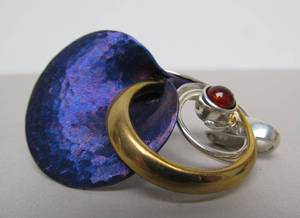 lot 10 image: Stunning Signed Hand Hammered Sterling Silver Cornucopia Sculptural Pendant