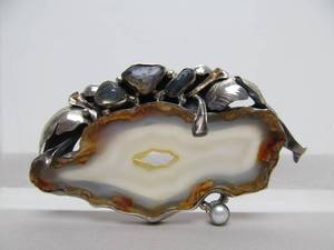 lot 13 image: Beautiful Sliced Agate Pearl & Gemstone Brooch