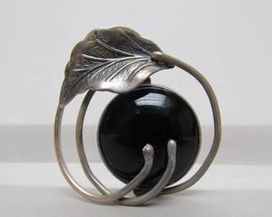 lot 23 image: Larger Round Leaf Design Sterling Silver & Onyx Brooch
