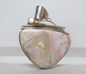 lot 34 image: Sterling Silver Pink Jasper & Pearl Pendant