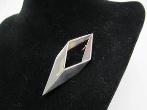 lot 40 image: Signed 3D Sculptural Modernist Sterling Silver Brooch