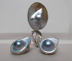 lot 43 image: Beautiful Signed Sculpted Pearl, Sterling Silver & Rutilated Quartz Pendant & Earring Set - Signed Starborn