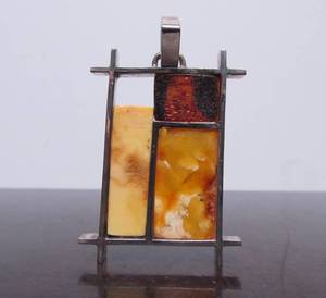 lot 64 image: Larger Sterling Silver Pendant w3 Types of Amber