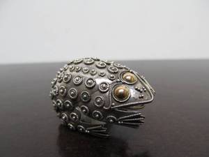 lot 67 image: Great Looking Sterling Silver Frog Brooch