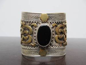 lot 70 image: Excellent Vintage Heavy Sterling Silver Middle Eastern Cuff Bracelet wOnyx