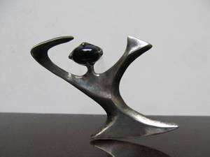 lot 71 image: Vintage Figural Abstract Sterling Silver Brooch wGemstone