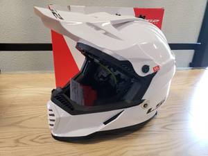 lot 157 image: Castle Gate helmet - Solid Gloss White - 2XL
