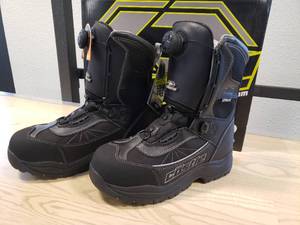 lot 218 image: Castle Charge snow boots with atop reel knob lacing system - Black - Mens Size 9