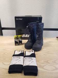 lot 220 image: Baffin Pinetree snow boots - Black - YOUTH size 11, 2 pair of Tobe Primus Merino socks size 4-6 and 2 Castle Thermatex Balaclavas