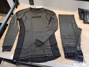 lot 231 image: Tobe Primus Merino base layer Shirt and Pants - Color Dark Ink - Size Large