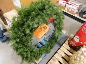 lot 197 image: 45 Lighted Wreath