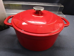 lot 10 image: Lodge Cast Dutch Oven