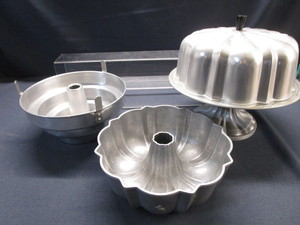 lot 16 image: Bundt Cake Stand, Angelfood Pans