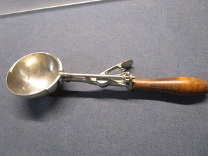 lot 25 image: Gilchrist No 31 Scoop