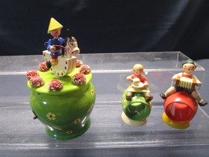 lot 32 image: German Figural Napkin Rings, Music Box