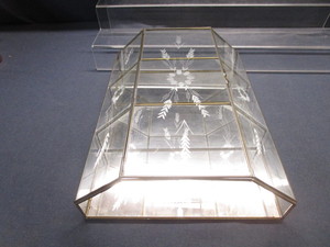 lot 43 image: Table Top Showcase