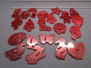 lot 46 image: Vintage Red Plastic Cutters