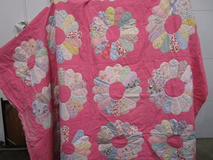 lot 52 image: Vintage Lightweight Quilt