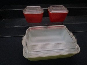 lot 56 image: Pyrex Refrigerator Dishes